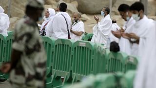 Covid-19 sebebiyle Arafat Dağı'nda sadece Suudi ve 2 doz aşı yaptıran hacı adayları dua edebildi