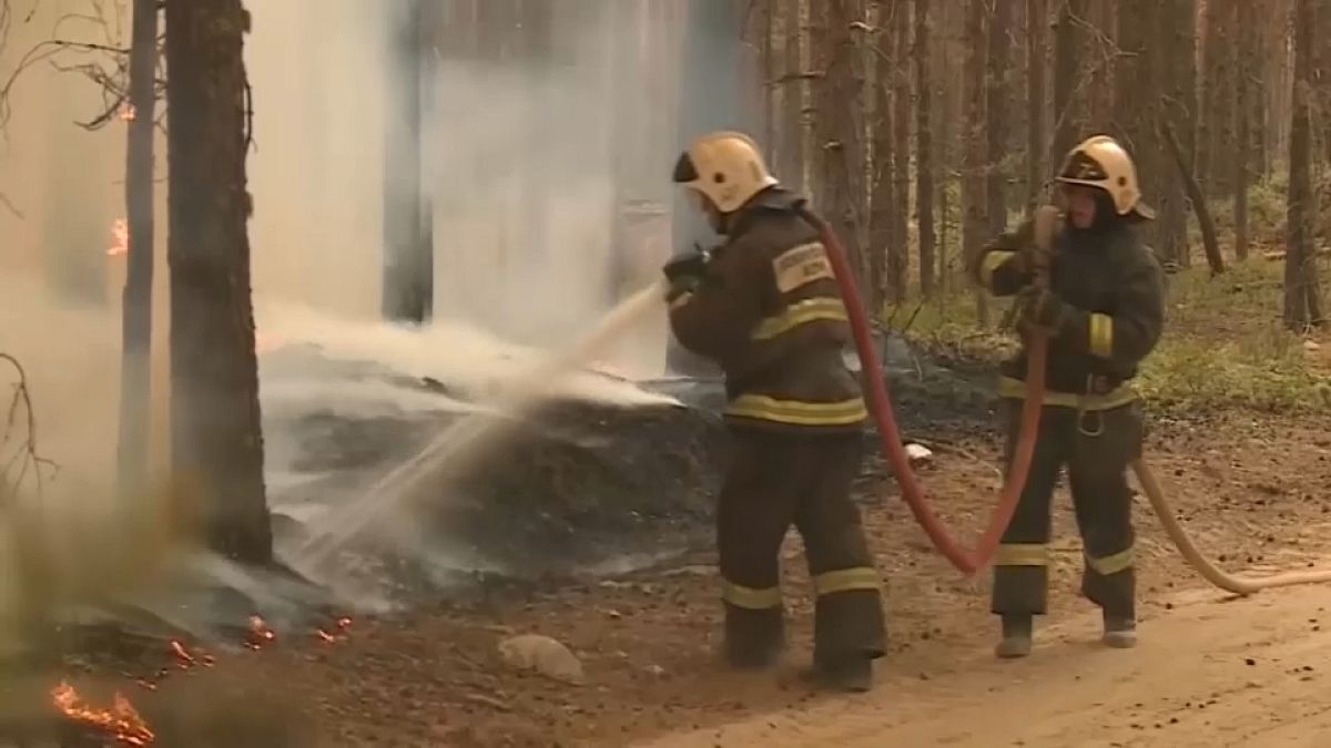 Спасатели тушат лесные пожары в Якутии