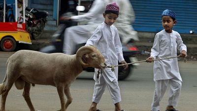 مسلمانان هند با وجود بحران اقتصادی و همه‌گیری کرونا به استقبال عید قربان رفتند