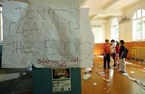 "Ne nettoyez pas le sang" demande ce panneau improvisé dans l'école Diaz après l'attaque des forces de l'ordre la veille, Gênes le 22 juillet 2001