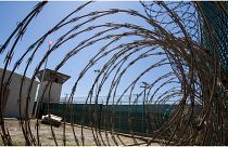 سجن غوانتانامو الواقع داخل قاعدة عسكرية أميركية في كوبا والذي تحوّل إلى رمز للتجاوزات المرتكبة في إطار "الحرب على الإرهاب" التي أطلقت بعد هجمات 11 أيلول/سبتمبر 2001.