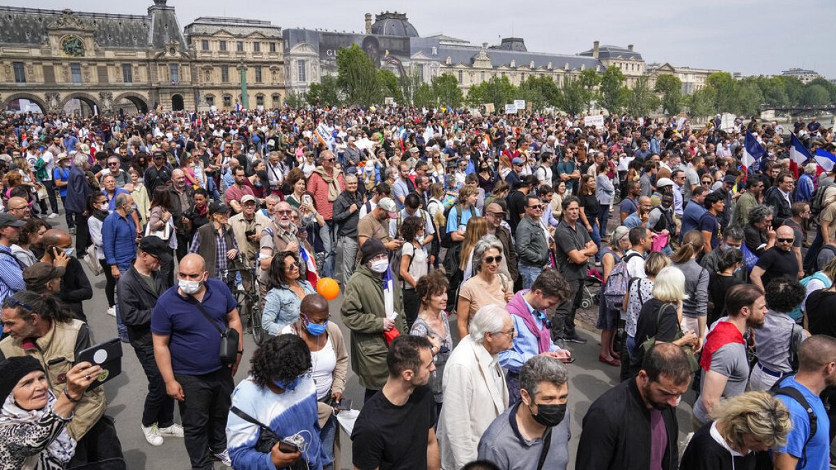 Oltásellenes tüntetők a július 17-ei, párizsi tüntetésen