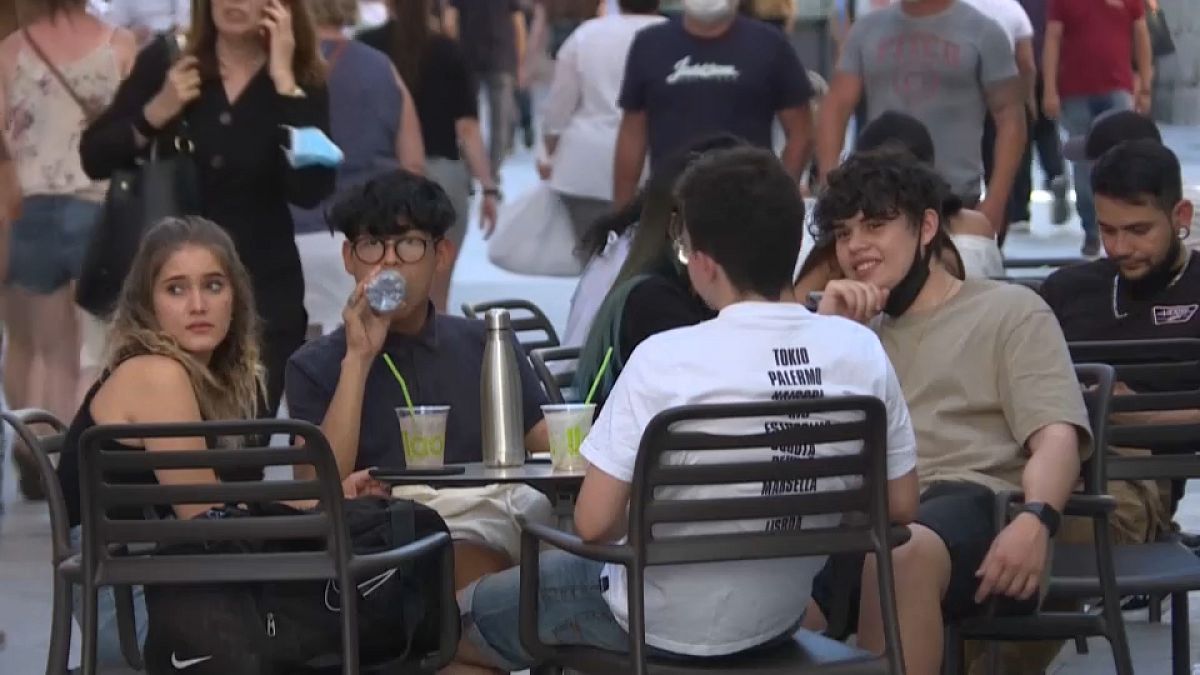 Grupo de jóvenes en una terraza en Madrid, España. 