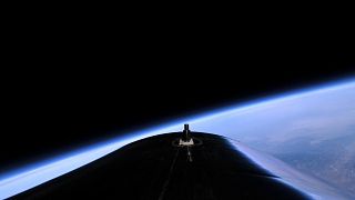 صورة تم التقاطها من على بعد 88 كيلومتراً عن كوكب الأرض خلال رحلة سياحية فضائية للملياردير البريطاني ريتشارد برانسون في 11 تموز/يوليو 2021