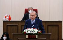 Erdogan durante il suo intervento al parlamento dell'autoproclamata Repubblica Turca di Cipro del Nord