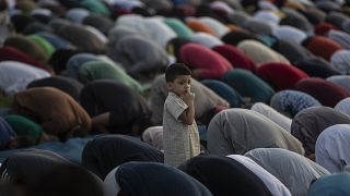 السعودية نيوز | 
    شاهد | المسلمون حول العالم يحتفلون بأول أيام عيد الأضحى 
