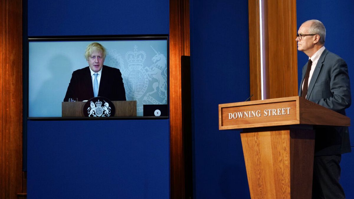 Boris Johnson ve Sir Patrick Vallance basın toplantısında
