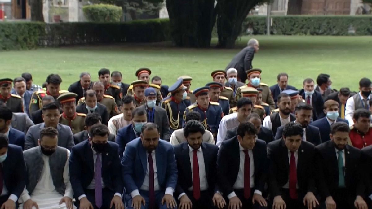 Los cohetes cayeron mientras el presidente de Afganistán Ashraf Ghani oraba junto a otros miembros del gobierno