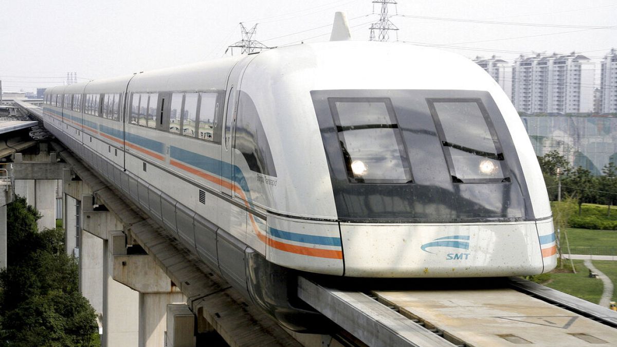Çin'in en büyük kenti Şangay'da havaalanı şehir merkezi arası kullanılan maglev treni.