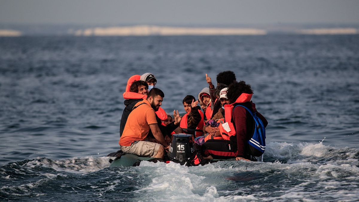 Manş Denizi'nden İngiltere'ye bir günde rekor sayıda mülteci ulaştı