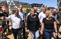 Bundeskanzlerin Angela Merkel (Mitte), Sabine Preiser-Marian (Bürgermeisterin von Bad Münstereifel) und NRW-Ministerpräsident Armin Laschet
