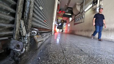 Premier confinement en Iran : un homme marche dans un centre commercial déserté de Téhéran, le 20 juillet 2021