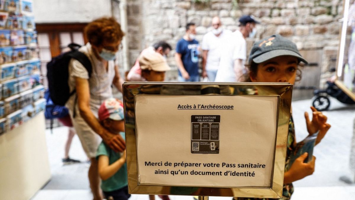 Köszönjük, hogy előkészíti a pass sanitaire-t, azaz covid-igazolványt és egy személyit, figyelmeztet kedvesen a tábla egy szuvenírboltban a franciaországi Mont-Saint-Michelben