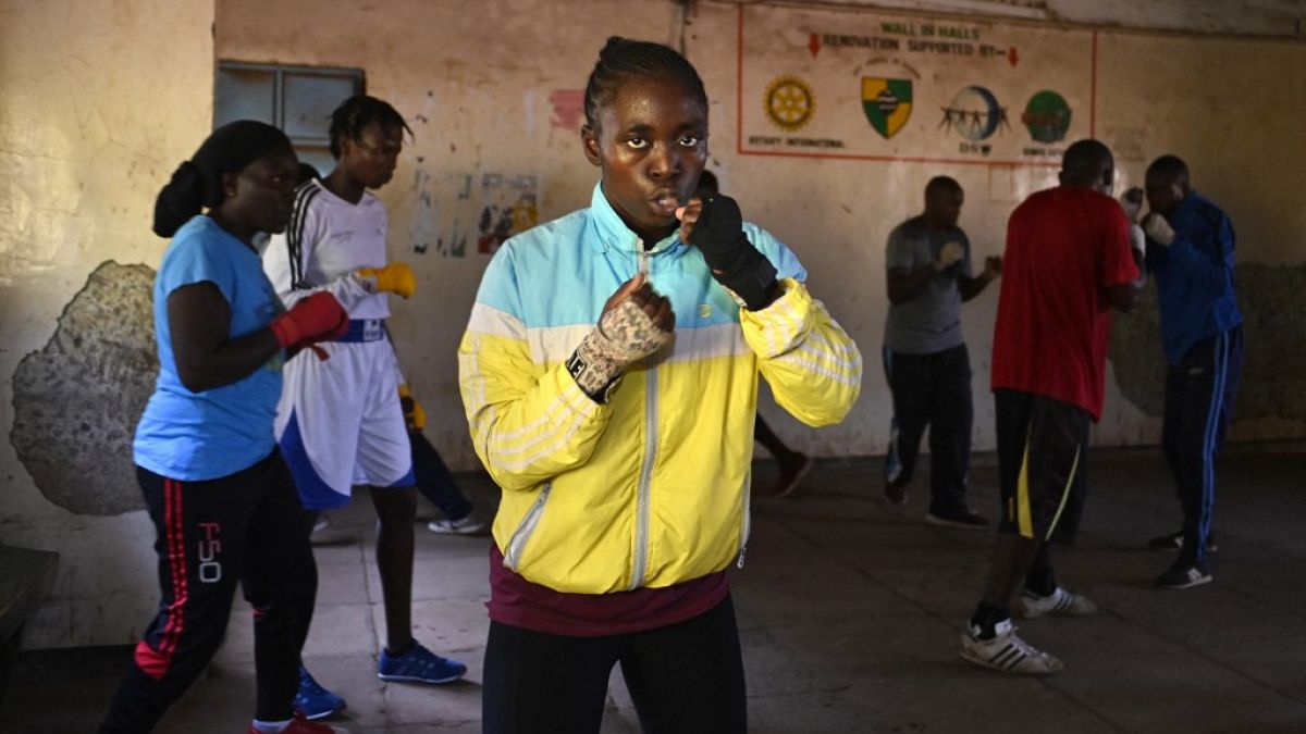 Plusieurs femmes s’entraînent à la boxe dans le centre "Boxgirl Kenya", du quartier de Kariobangi, au nord de Nairobi