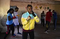 Plusieurs femmes s’entraînent à la boxe dans le centre "Boxgirl Kenya", du quartier de Kariobangi, au nord de Nairobi