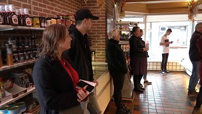 Eine Schlachterei in Urk. Die Kunden lehnen durchweg Masken ab