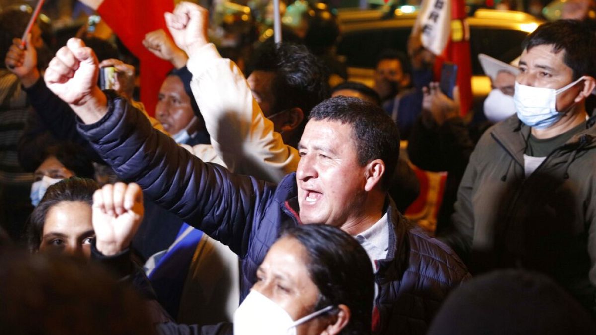 Pedro Castillo celebra su victoria en Perú