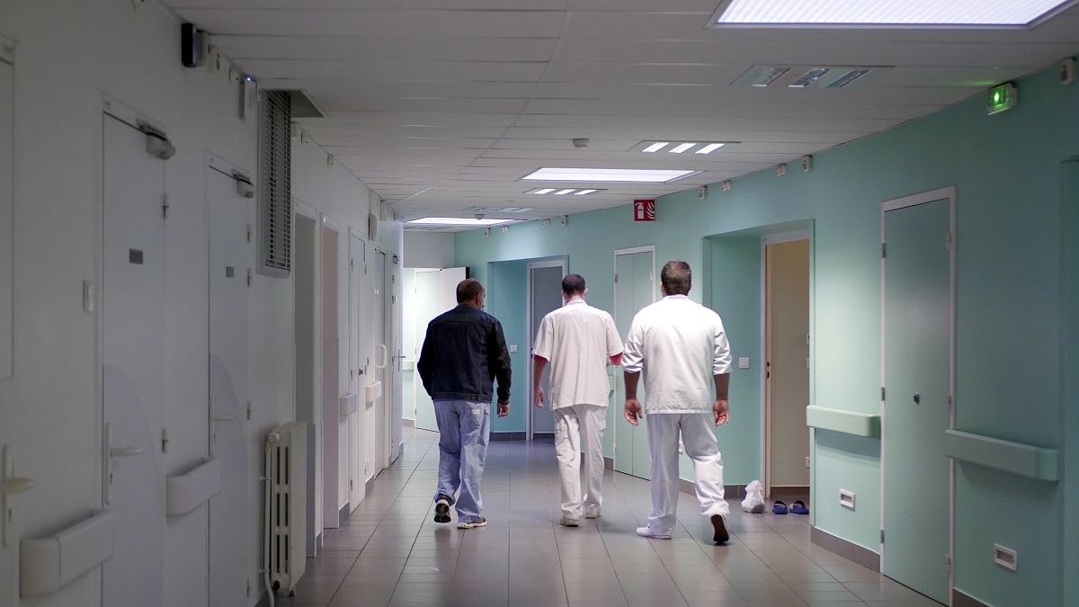 الطاقم الطبي في قسم الطوارئ في مستشفى روفراي للأمراض النفسية يرافق مريض إلى غرفته في غرب فرنسا.