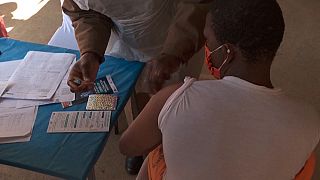 Covid-19: South Africa vaccinates prisoners 