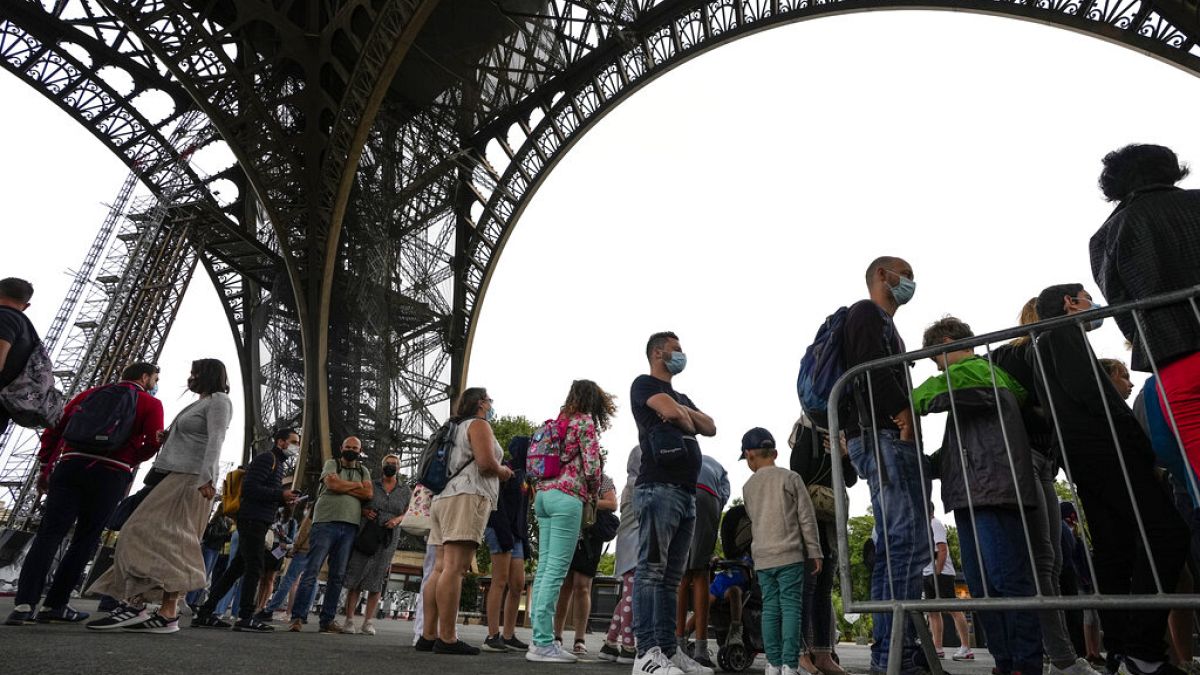 Am Eiffelturm in Paris, der wieder geöffnet ist