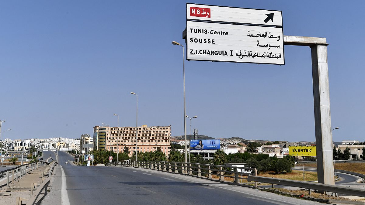 أحدى الطرق الرئيسية والسريعة في تونس خالية من السيارات بسبب القيود المفروضة للحد من تفشي وباء كورونا. 10/07/2021