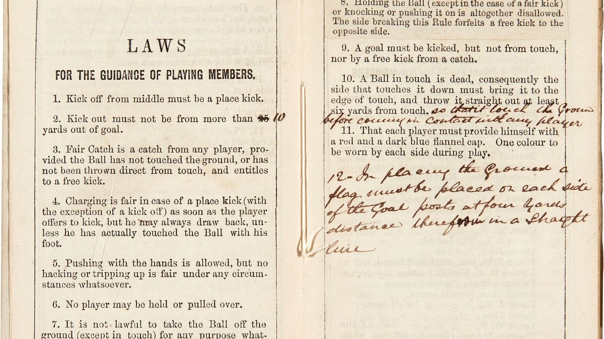 صورة من كتاب قوانين كرة القدم لنادي شيفيلد الإنكليزي عام 1859 في مزاد ساثبيس في لندن، بريطانيا.