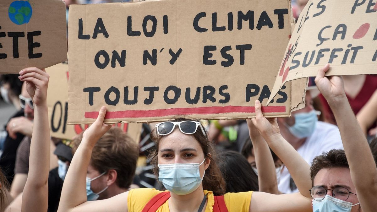 Une manifestante lors d'une "marche pour le climat" à Nantes, le 9 mai 2021. 