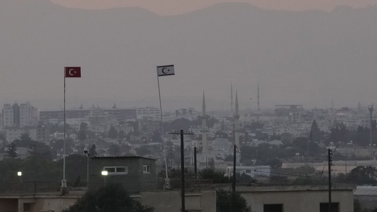 19 luglio 2021: la bandiera della Turchia e quella della secessione turco-cipriota in un posto di guardia militare di fronte alla città di Famagosta, a Cipro