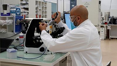 تحقیق در آزمایشگاه شرکت سانوفی