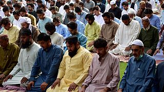 مصلون باكستانيون يؤدون صلاة العيد