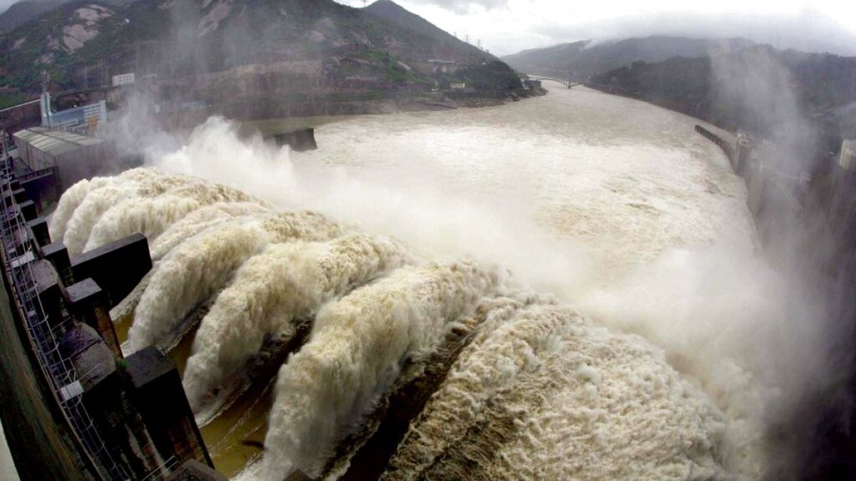 Una falla di una ventina di metri si è aperta in una diga nella provincia centrale dello Henan. Le autorità: "Potrebbe crollare da un momento all'altro"