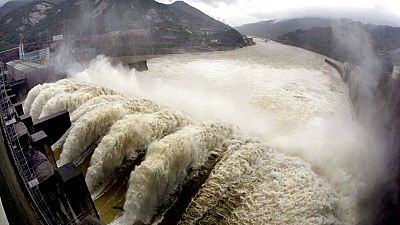 Una falla di una ventina di metri si è aperta in una diga nella provincia centrale dello Henan. Le autorità: "Potrebbe crollare da un momento all'altro"