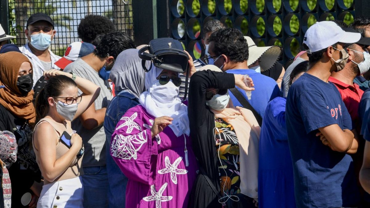 Une masse de tunisiens attends devant les grilles d'un centre de vaccination de Tunis pour espérer recevoir leur dose de vaccin 