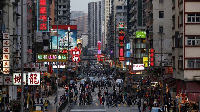 مترجلون يعبرون الطريق الرئيسي في هونغ كونغ. 2013/02/22