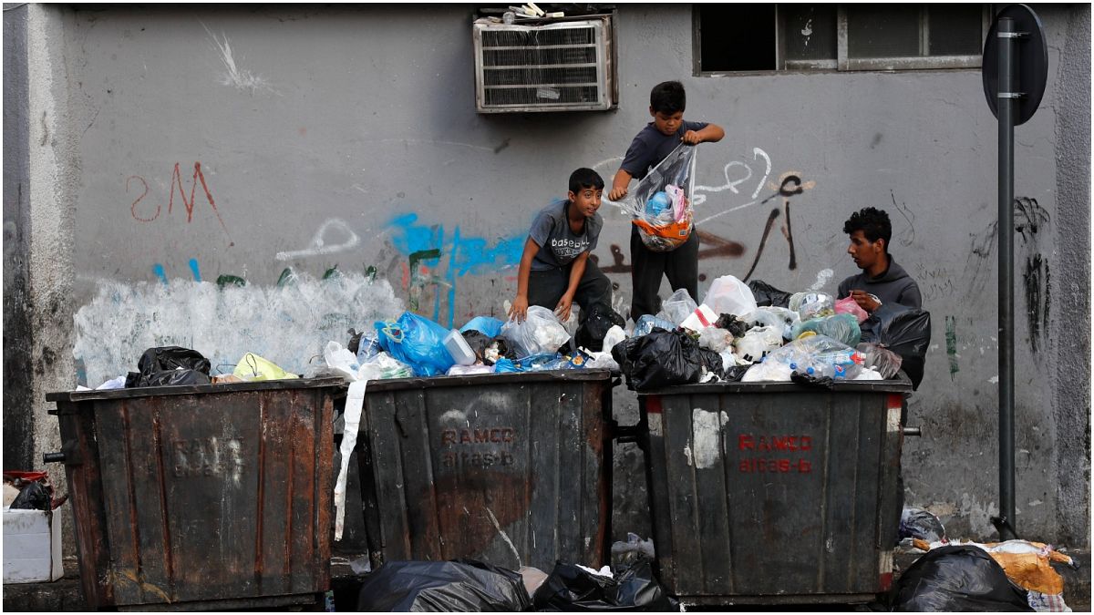 أطفال يبحثون في حاويات القمامة عن أشياء قابلة للاستخدام، بيروت، لبنان