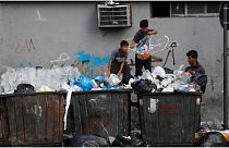 أطفال يبحثون في حاويات القمامة عن أشياء قابلة للاستخدام، بيروت، لبنان