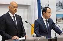 GKRY Dışişleri Bakanı Nikos Christodoulides (sağda, Yunan mevkidaşı Nikos Dendias (solda) ortak basın toplantısı düzenledi