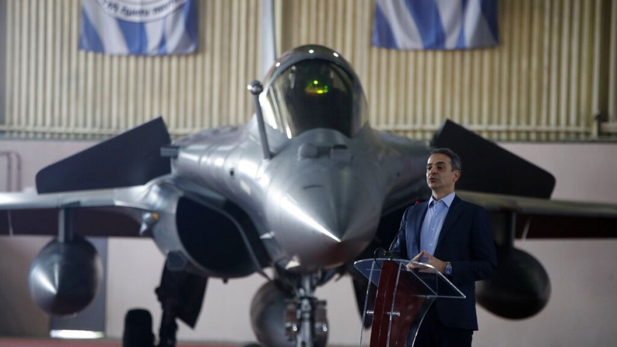 YUnanistan Başbakanı Kiryakos Miçotakis ile Rafale jetleri aynı karede.