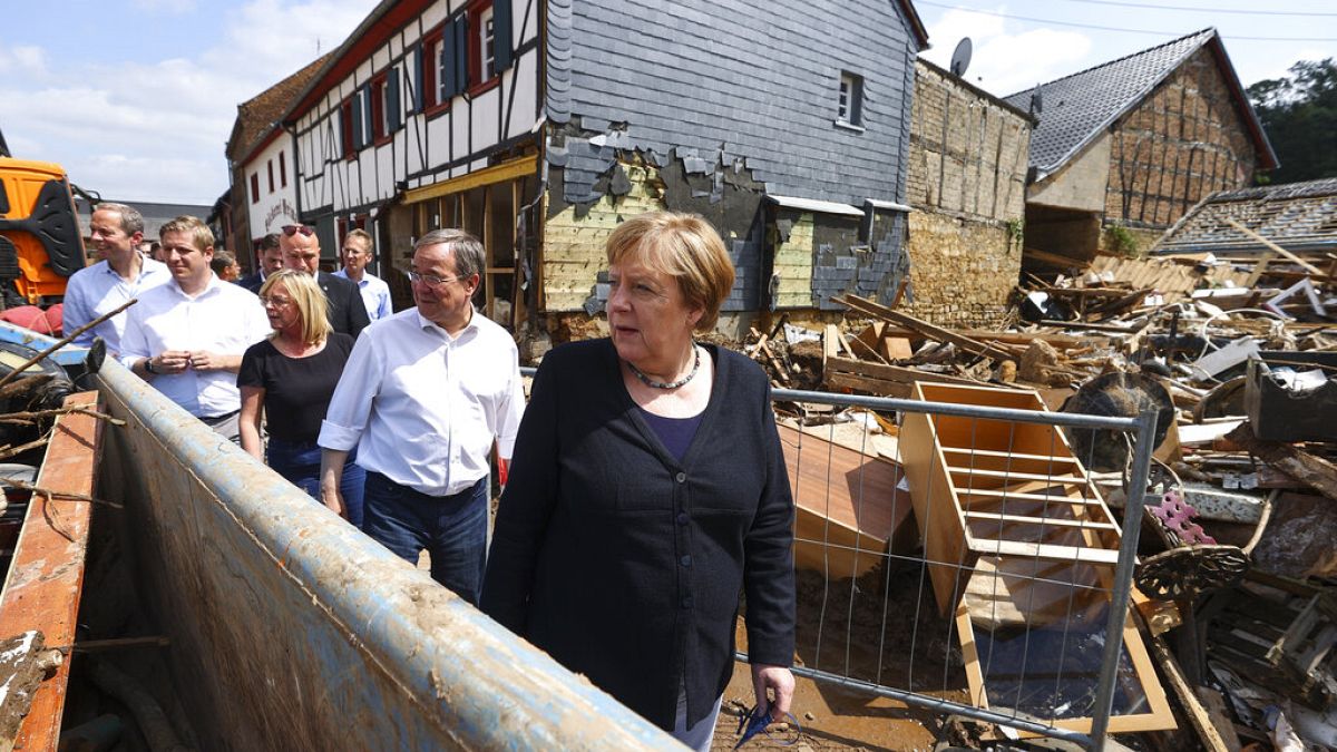 Merkel visita la zona devastada por las inundaciones en Alemania