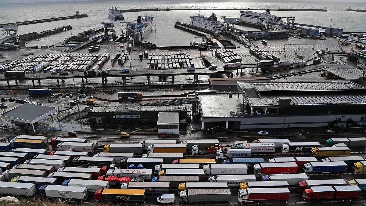 الشاحنات تنتظر عند تسجيل الوصول في ميناء دوفر ، بريطانيا ، قبل دخول الاتحاد الأوروبي. 2020/12/11