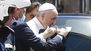 Ferenc pápát rendőrök kísérték a kórházból vatikáni rezidenciájára 2021. július 14-én