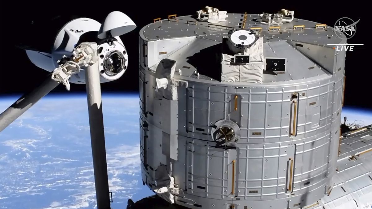 مركبة الفضاء سبيس أكس دراغون إلى اليسار، تقترب من محطة الفضاء الدولية ، السبت 24 أبريل 2021.