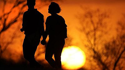 El ele tutuşan bir çift