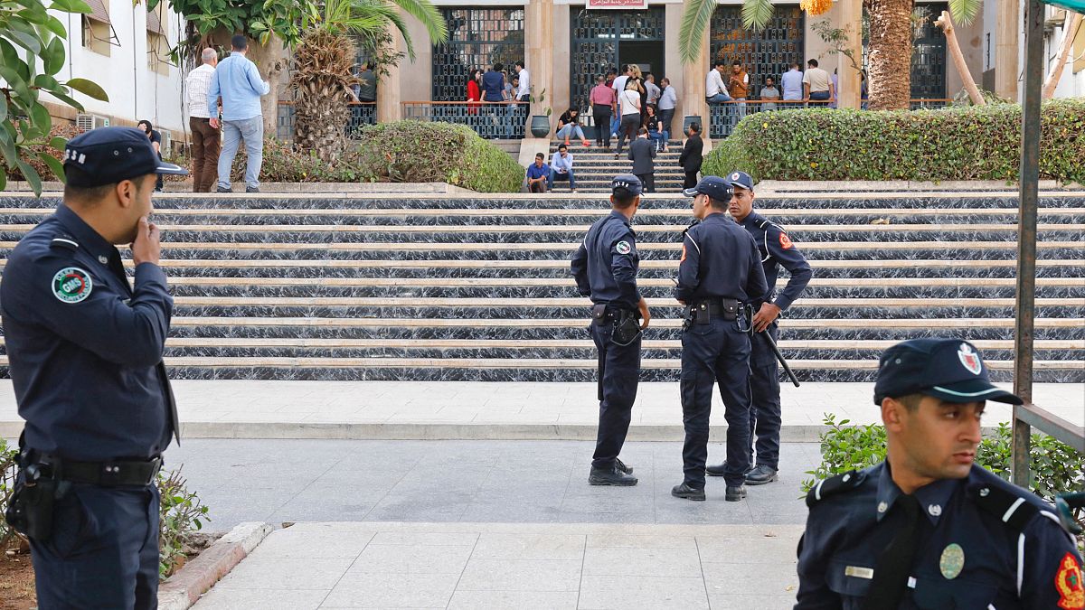 عناصر من الأمن المغربي خارج محكمة في العاصمة الرباط.
