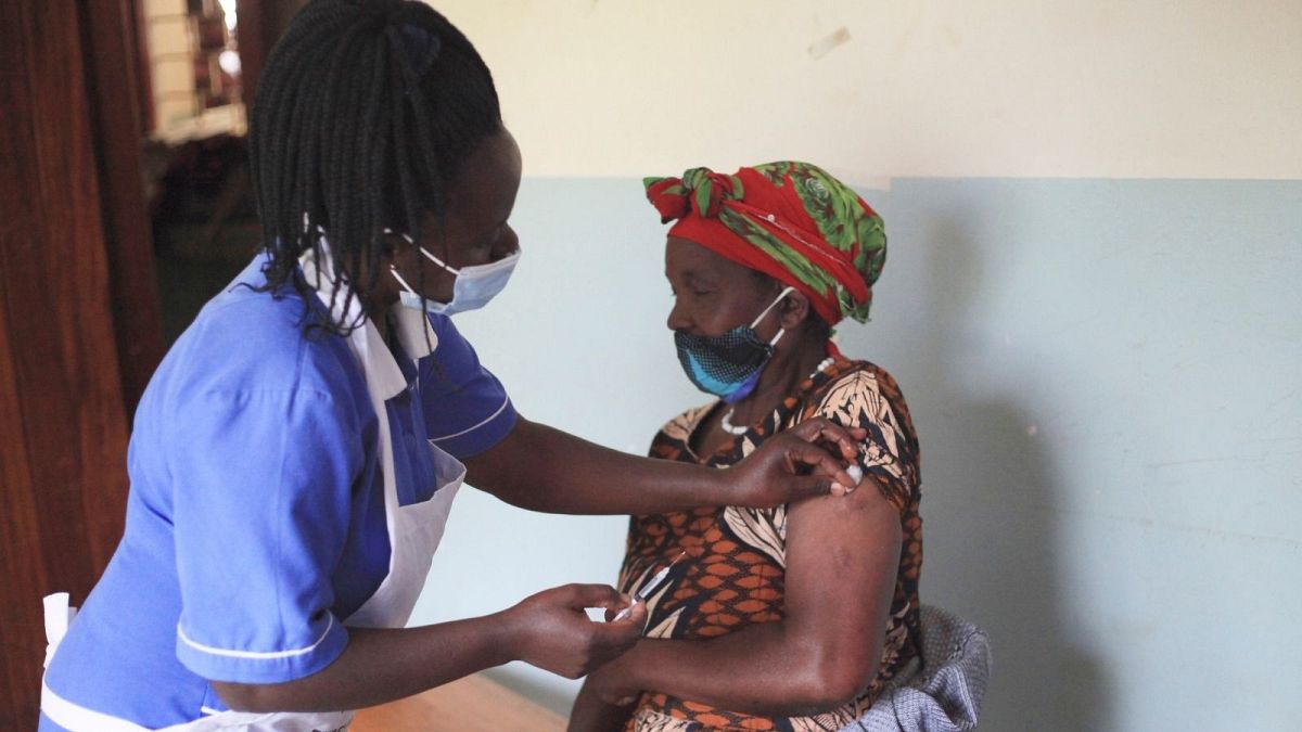 تزریق واکسن کرونا در اوگاندا
