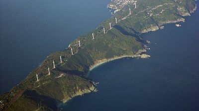 توربينات الرياح في مزارع محلية، غرب اليابان.