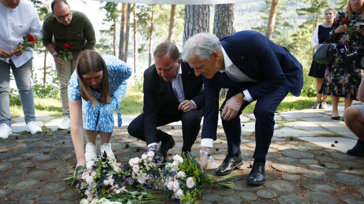 Astrid Hoem, leader of the AUF in Norway, Prime Minister of Sweden Stefan Lofven and Labor Party leader Jonas Gahr Store lay flowers at Utøya 
