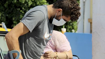 وصول رجل يرتدي كماكة للحماية من كوفيدـ19 إلى مستشفى في تونس العاصمة. 2021/07/21