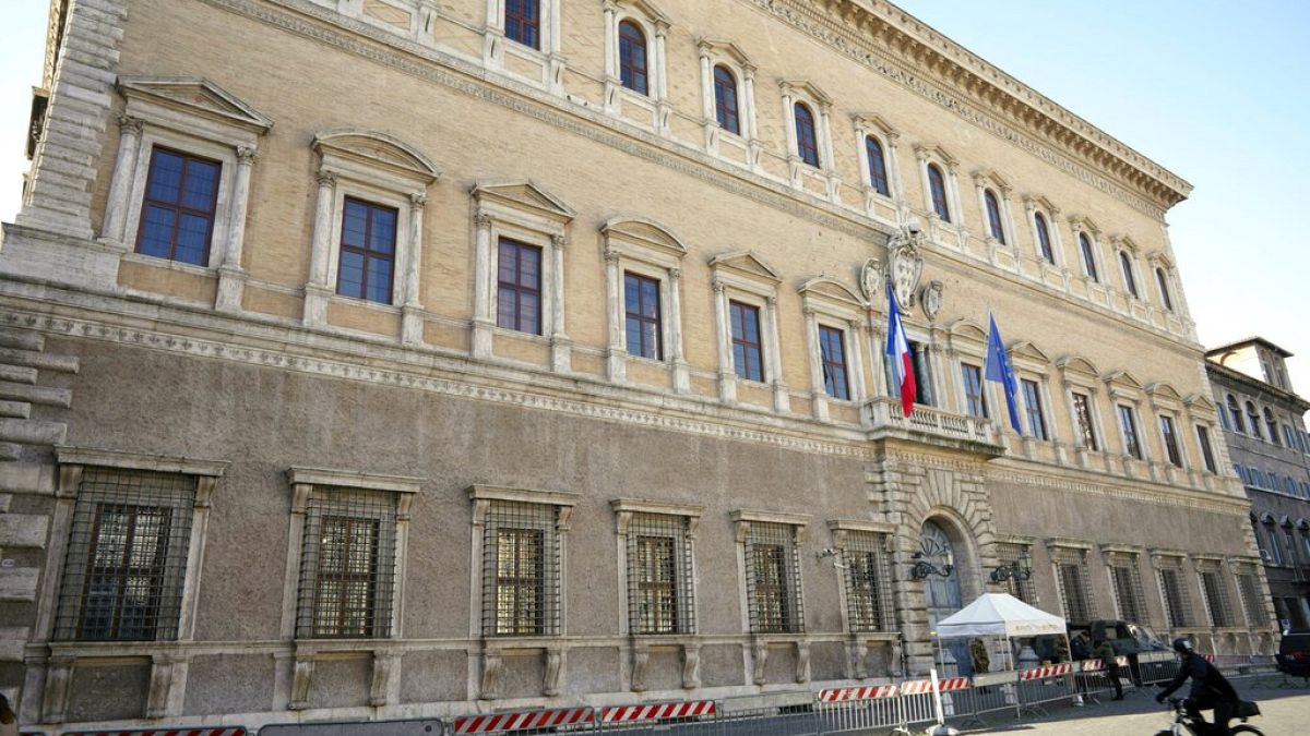 Új falfestményét Franciaország római nagykövetségének épületére pingálta JR