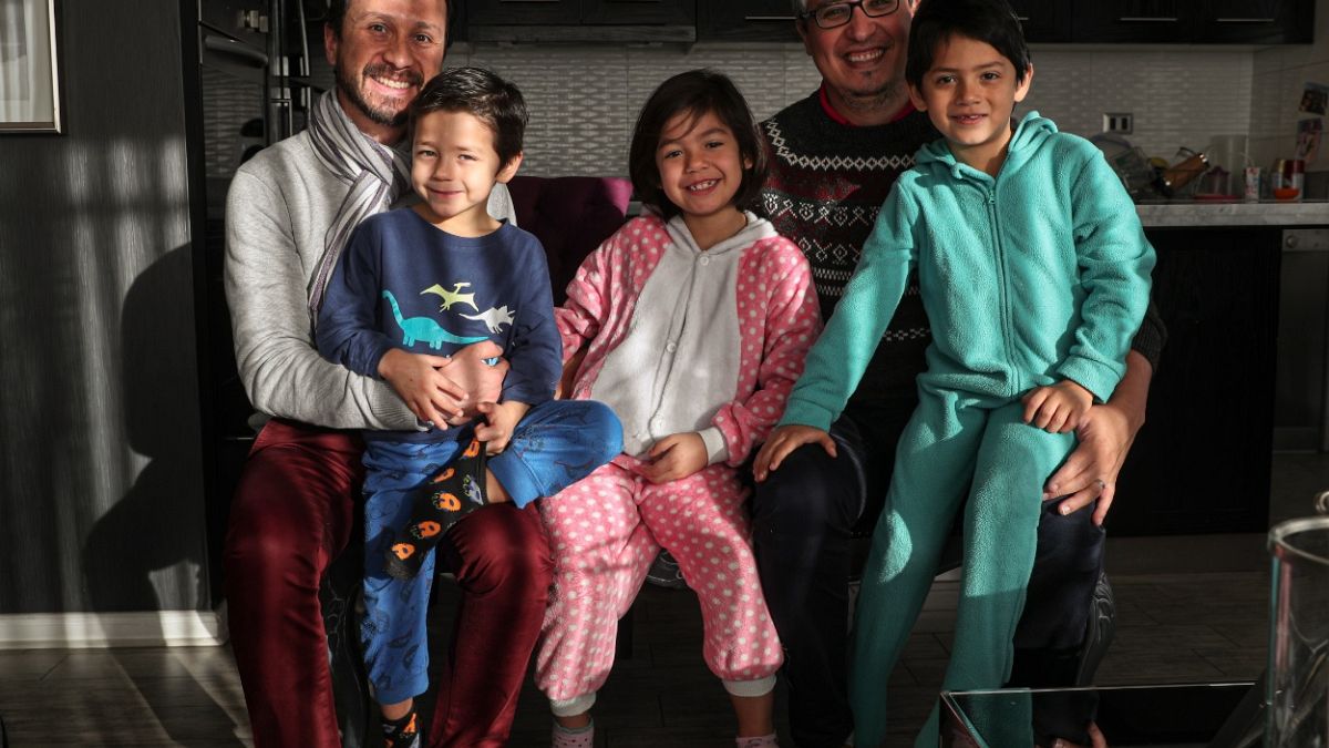 Cristian y Rodrigo posan junto a sus tres hijos